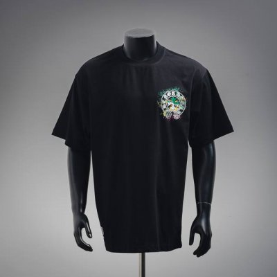 chrome Hearts 克罗心Ch 喷绘印花短袖T恤 面料采用 克重精梳棉，定制32支1*1螺纹，成衣两遍水洗处理，面料舒适亲肤无异感，定制定染面料，纺织密
