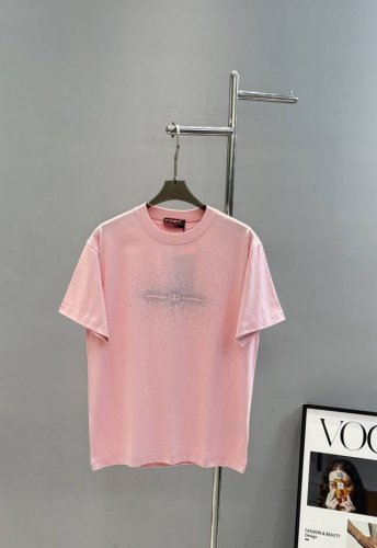 Gucc*25Ss春夏款T恤！经典烫钻字母短袖T恤！ -购入原版开模打造，定制侧标，下摆双窄针平车，细节决定成败 Os落肩版型 无性别区分 -采用280G重磅1