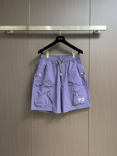 y3 多袋运动休闲短裤 简约阔版时尚的短裤 舒适透气柔软亲肤.多袋设计显得格外引人注目,运动气场十足.松紧弹力收腰设计提供了舒适,便捷.个性而不失优雅 尺码 M