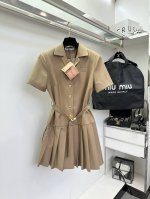 p480 ━━━━ ●Mi*Miu● ━━━━ 春夏新款 腰带短袖翻领连衣裙 进口西装材质 胸前字母徽标点缀 搭配半襟纽扣调节 压褶A字收腰版型 修身气质 时髦