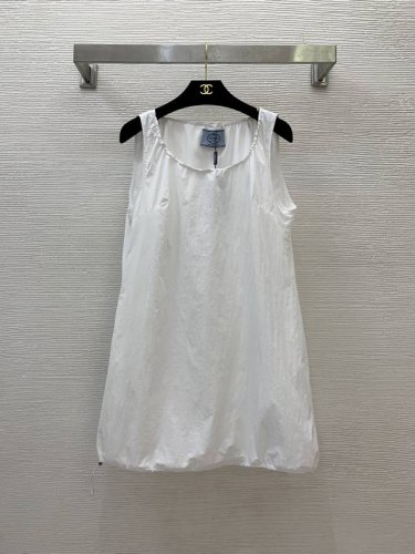 款号D25041066 Prad*A新款P家定制极简风抽绳设计时尚百搭无袖P连衣裙！白色， M码：肩宽45可调节，胸围110，衣长81