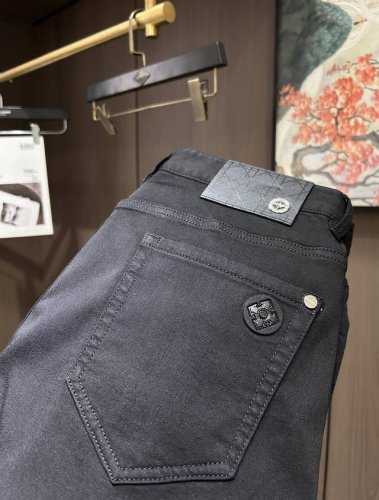 25S春夏男士休闲牛仔裤.......棉质牛仔面料打造 质地柔软又不失筋骨，手感干爽有韧性 经典的标志性品牌徽标，灵魂般的点缀 各项指标皆为上品，自然带来极佳的