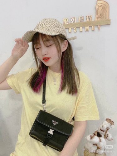 prada 普拉达横版手机包 经典的尼龙材质 这款包真的是可以随便搭衣服 百搭常背款 包包很轻 日常装钥匙手机也够用 上班通勤简直不要太轻便 尺寸虽然不大 但是