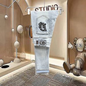 主推.长期有货 迪奥 高品质 2025官网高端新品原单少数帅爆牛仔裤 百分百原单 百搭神器 今年最新流行的风格设计款式 采用进口棉花制作成的单宁布 上身舒适 剪