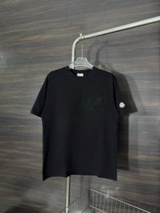 款号 He257 moncler Cyclone-蒙口胸前刺绣大标圆领短袖 面料采用2 克双股双纱纯棉面料 手感舒适柔软 上身舒适透气 领口采用同缸同色罗纹 不
