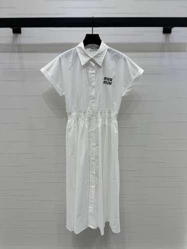 上新原单高端品质 Miumi*2025春夏最新系列！松紧腰短袖连衣裙！定制进口斜纹全棉材质 质感舒适细腻 沿用纽扣开襟调节配合腰身松紧腰收腰效果处理 增添造型层