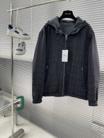 Coach 蔻驰男士双面Trainer夹克宽松连帽外套！！ Coach皮衣！帅飞辣~ 今年真的好流行极致风！同一色系，真的能给人一种质感穿搭的感觉。特别是因为不