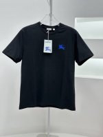 0405D Bur巴*莉 春夏 经典款 Daniel Lee任职第一季作品 圆领短袖T恤衫 经典圆领款式 Ekd马术骑士徽章刺绣点缀 合体的剪裁 针织领部微微贴