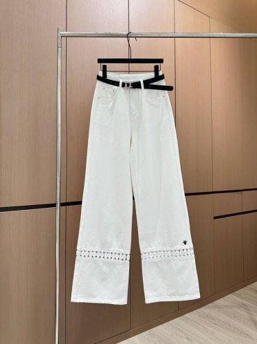 爆款现货 原单品质 Dio*｜2025订制纯色牛仔裤 配定制腰带 定制Yb斜纹棉牛仔材质 工艺洗水处理 呈现立体纹路图案 定制面辅料 高雅显气质 直筒长裤剪裁