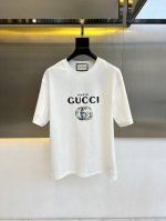 P200 Gucc古驰、Ss圆领短袖T恤。双纱精梳棉面料，以天然植物纤维提炼出来，手感柔软，穿着舒适，完全不易有刺激皮肤，这样的面料吸湿性、透气性良好。胸前数码