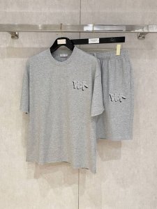 25Ss Dior Homme 迪奥 桀傲 重磅圆领短袖T恤短裤套装 选用 克双纱平织棉面料打造 重工刺绣工艺 男女同款 码数 S-Xl 颜色 白色 花灰色 深