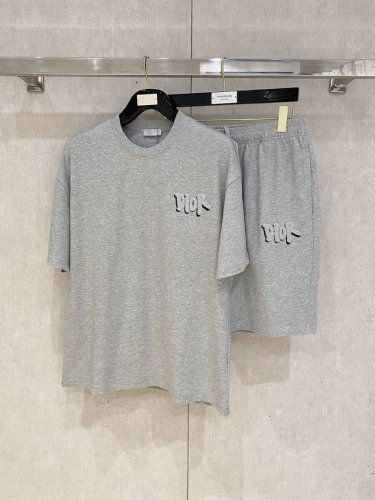 25Ss Dior Homme 迪奥 桀傲 重磅圆领短袖T恤短裤套装 选用 克双纱平织棉面料打造 重工刺绣工艺 男女同款 码数 S-Xl 颜色 白色 花灰色 深