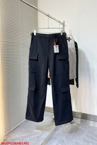 L491 Ba巴黎世家 Cargo刺绣工装长裤 定制密纹厚织梭雅绸面料，右腿饰以Balenciaga标识刺绣，八个口袋巧妙分布，功能与时尚并存。 采用进口机刺绣