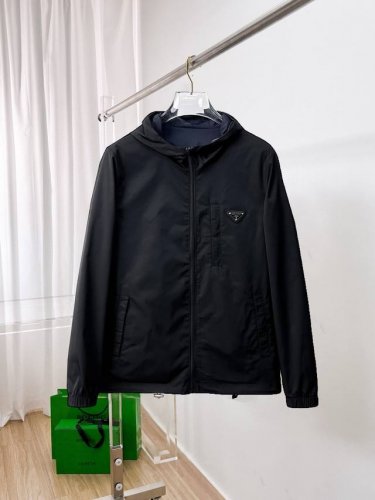 p420 普拉达 双面穿，2025开春新款夹克外套，秀场新品品相非常完美，穿着舒适保暖，原单三标齐全 色泽饱满诱人，非常出彩的设计，轻松将时髦感进阶，做工极为考