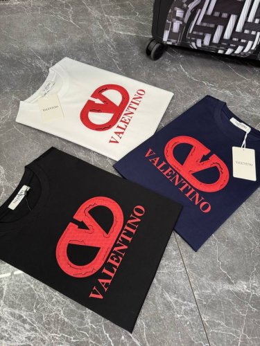 Valentino 25Ss夏季新款丝光棉T恤！以基础的版型为框架.烫画字母立体红色字母工艺，细节为整体搭配起到至关重要的作用，增添了不少吸睛度，犹如画龙点睛般