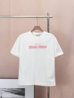 Miumiu限定蜂窝立体刺绣 胸前蜂窝贴布刺绣Logo，立体刺绣，定制纯棉面料 版型上身微宽松散发着自由随性的气质 原版 1:1 辅料 真实定制 Nfc 芯片感