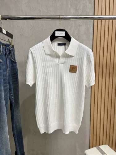 Lv 2025春夏最新的贸易订单针织短袖T恤，全品相！！网红款！工艺采用胸前徽章设计！上身舒适透气，不僵硬，整体有着丰富的立体感，品质出口订单，胸前Logo图案