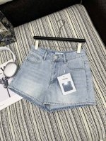 爆款现货 原版定制 Chane* 珠片刺绣牛仔短裤 采用高端定制面料 牛仔穿起来非常舒适 常规设计 包容性好 色系增添视觉魅力 而且裤子的纹路会非常细腻 是非常