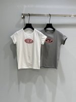 25Ss早春上新 镂空Logo短袖T恤 纯棉面料 超高弹力针织 显瘦包容性强 Logo烫银工艺复古潮流 短款版型辣妹必备 现货供应 白色 浅绿Sml