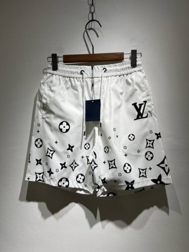 louis Vuit*On路易*登 2025春夏男女同款Logo休闲短裤，2025新款男女同款休闲短裤上线了，又是一件让人眼前一亮的佳作！主题概念的路*威登，全