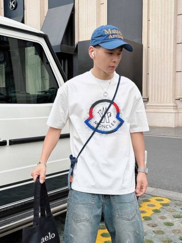 蒙口 2025春夏新款首发专柜最新款短袖圆领T恤 高端订制 设计前卫时尚！品牌Logo重工艺设计 高端定制丝光云朵棉面料.手感柔软.穿着舒适.专柜级别精致车线.