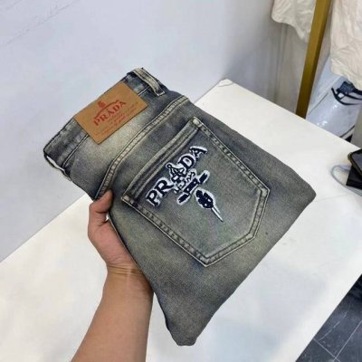 供 普拉达春夏新品男士牛仔裤 面料弹性好。独家发售 官网同步 时尚优雅 采用原色酵母水洗工艺 精选进口重磅丹宁牛仔面料 配专柜五金装饰 B真皮皮牌 精致车线 值