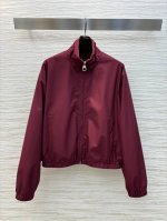 380 高端原单品质L 新品 旅行者防风外套 双面可穿立领夹克外套 松弛感的老钱风穿搭 衣橱必备叠搭单品 一面是订制进口面料轻盈透气又抗皱 质感超赞 另一面是柔