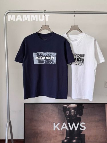 mammut猛犸象 瑞士冰川主题有机棉T恤 环保与功能并存** **可持续材质**：采用瑞士蓝标认证有机棉，亲肤透气，兼顾舒适与环保 **生态警示设计**：Mo