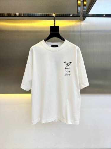 lv、2025春夏男士新款Logo圆领短袖T恤。进口定织面料，%100纯棉、面料手感丝滑柔软，透气亲肤性极佳，着身无比的舒适，整体质感相当之高！衣身胸前标志性L