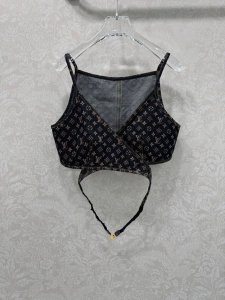louis Vuitt*N25新款背心吊带 两面都可穿的小背心 今年超火爆的小吊带 V领下摆交叉扣绳真的太别致 L家黑金配色老花牛仔系列同步上新啦 经典老花牛仔