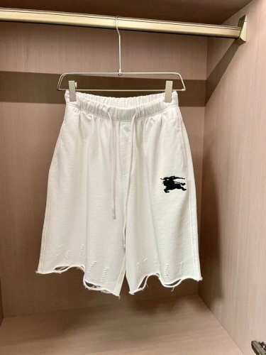 bur 巴宝莉短裤，将慵懒与时尚完美融合。抽绳设计的腰头，自在随性，轻松适配各种休闲时刻。标志性的品牌骑士图案，低调又醒目，彰显独特品味。裤边处不经意的破洞，像