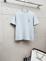 蒙口 2025Ss新款字母印花圆领短袖，极具设计精选客供100%全棉面料，手感柔软亲肤，着身舒适透气性都无法挑剔，实物绝对会让你爱不释手！宽松小落肩的圆领版型裁