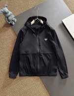 经典爆款 Prada 经典款机能休闲外套拉链防水设计、普拉达防晒面料和谐又时尚没有违和感、亚太地区订单台湾外贸公司原单货产地意大利、材质精致细腻似乎是普拉达专利