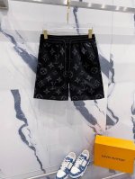 lv 2025春夏新款男士休闲短裤 高端货简洁时尚大方 定制原版进口面料 简洁利落又清爽 品质做工细节经得起任何形式检验简约大方百搭款 上身优雅帅气，焕然一新的