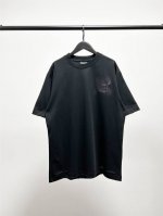 高版本，质量很好！巴黎世家 Balenciaga男女同款后背白色涂鸦字母短袖T恤！胸前小麦穗刺绣！此款尺码偏大，最小Xs穿到145斤左右！最大穿到215斤左右！