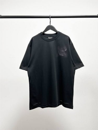 高版本，质量很好！巴黎世家 Balenciaga男女同款后背白色涂鸦字母短袖T恤！胸前小麦穗刺绣！此款尺码偏大，最小Xs穿到145斤左右！最大穿到215斤左右！