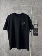 Y150S250Louis Vuitton 路易威登 2025夏季新款刺绣宽松短袖T恤男女同款 这件T恤左胸处有精致的品牌标识刺绣 彰显品牌身份与格调 后背设有