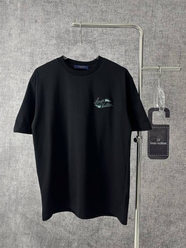 Y150S250Louis Vuitton 路易威登 2025夏季新款刺绣宽松短袖T恤男女同款 这件T恤左胸处有精致的品牌标识刺绣 彰显品牌身份与格调 后背设有