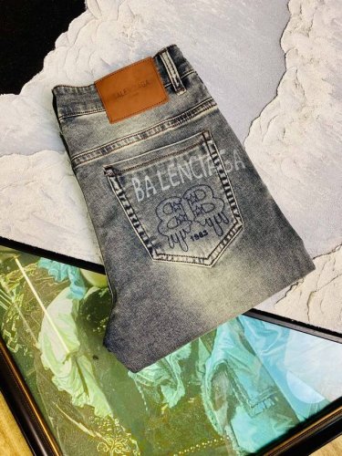巴黎世家Balenciaga 25Ss春夏新款 男士小直筒原单 牛仔裤 新款超柔软，弹力面料，复杂的手工艺叠加，任何一个洗水环节多停留几秒都会变成完全不一样的颜