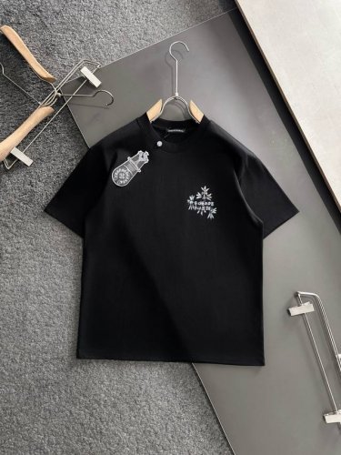ch 2025Ss春夏最新款圆领时尚短袖T恤，官网同步，专柜纯棉面料！贴肤舒适，耐看又好穿，经典简约Logo设计，原厂工艺一丝不苟，型男必备单品 码数S-Xxx