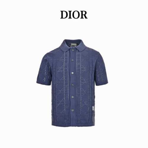 本地自取230 dior/迪奥 24Ss 镂空针织短袖开衫 这款短袖衬衫致敬经典的 Dr 标识。采用米色棉质和山羊绒混纺网眼针织面料精心制作，通体饰以藤格纹图案