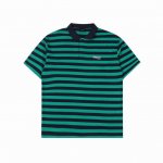 balenciaga 巴黎世家 条纹短袖Polo衫 当甲板上的晨雾与电子屏蓝光共振，这件翻领Polo便成了后现代水手的航海日志。黑白条纹精神干练，上身如阳光洒过