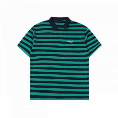balenciaga 巴黎世家 条纹短袖Polo衫 当甲板上的晨雾与电子屏蓝光共振，这件翻领Polo便成了后现代水手的航海日志。黑白条纹精神干练，上身如阳光洒过