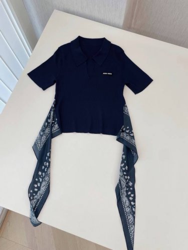 25新款 polo领短袖款式 经典且具有辨识度 给人干练 优雅的感觉 此款上衣融入了个性元素 侧边的佩斯利花纹飘带增添了独特与时尚感 打破常规 更显潮流与不羁1