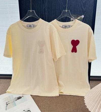 品名 Am* 新款麦穗钩针编织爱心Logo短袖 尺码 S.M.L 颜色 杏色 奶油色干净又清爽 立体刺绣的小爱心让整体造型更有层次感 女士搭配同色系短裙 温柔又
