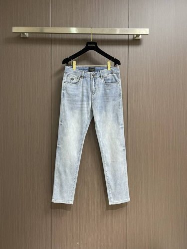 prada 后袋标识刺绣牛仔裤，经典的五袋裤，客供的丹宁，料薄且质软，横向极微弹力，中度水洗，浅浅的牛仔蓝，非常干净纯色！跟浅色上衣配一脸。能与同款搭配营造时尚