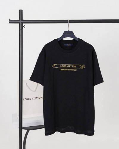 顶级版本.官网品质 Louis Vuitton*路易威登 Lv 金丝框刺绣珠地短袖T恤 珠地布的表面是疏孔状的，形状与蜂巢相似，这使得它比普通针织布更透气耐洗。