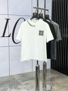 纪梵希 2025春夏新品时尚圆领短袖高级定制百搭款式 更有实用感 任何人都可以轻松驾驭 采用欧棉纯棉面料制作 奢华经典品牌Logo设计 W非常显档次懂货的必须入