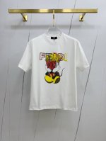 ss芬迪纯棉最新面料经典标识图案Logo时尚简约潮流短袖，最顶级的品质专柜原单短袖，顶级制作工艺进口面料，专柜款独特设计，采用进口高端订制面料。官网在售！面料版