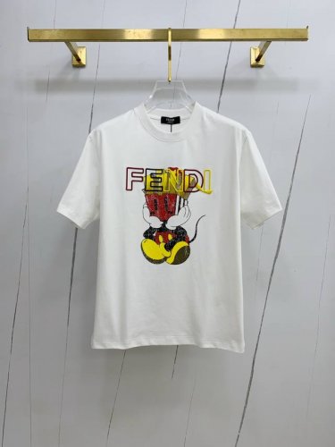ss芬迪纯棉最新面料经典标识图案Logo时尚简约潮流短袖，最顶级的品质专柜原单短袖，顶级制作工艺进口面料，专柜款独特设计，采用进口高端订制面料。官网在售！面料版